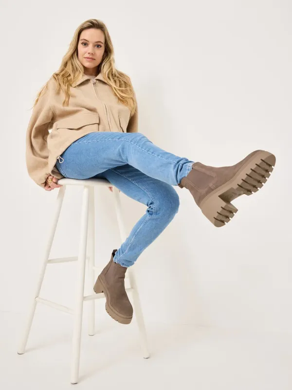 Stivaletti beige in pelle camoscio con tacco