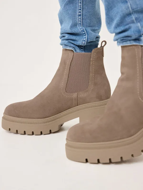 Stivaletti beige in pelle camoscio con tacco